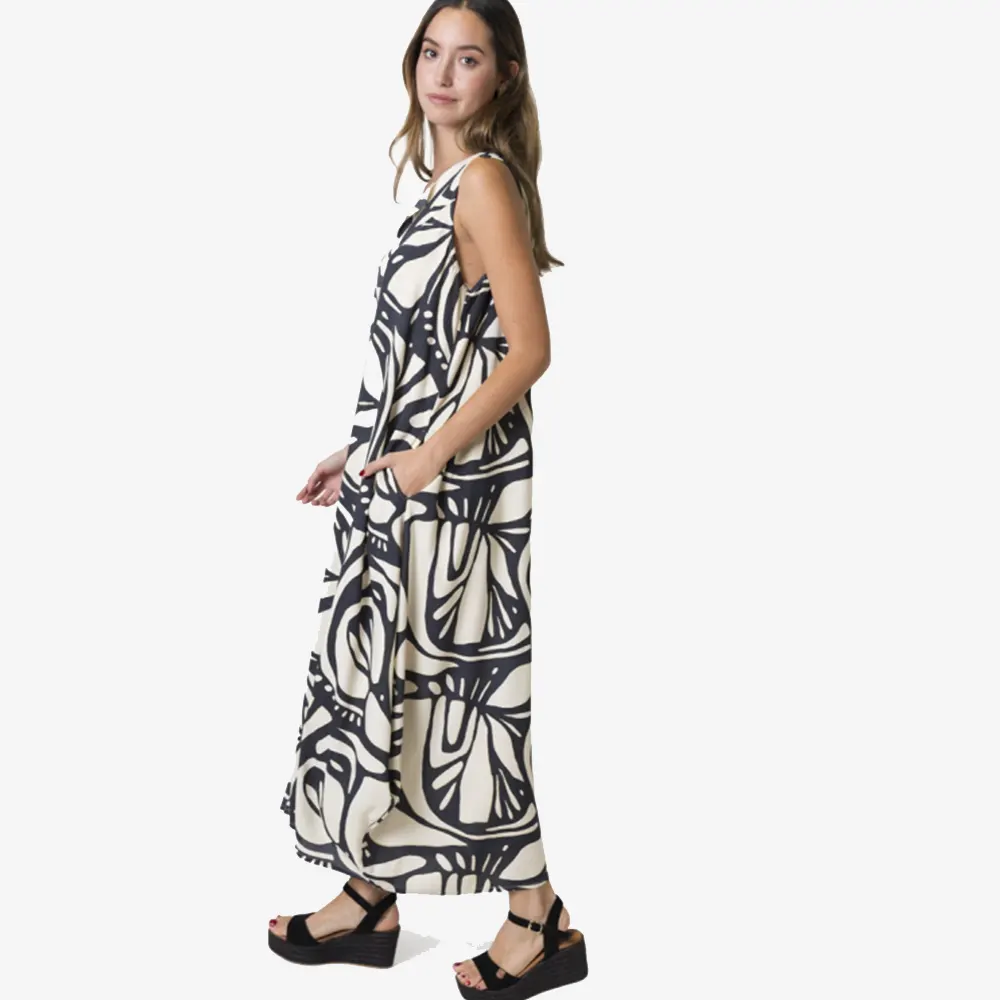 Tantrend Ασύμμετρο Μάξι Φόρεμα Oversized Ασπρόμαυρο 22 Λεπτομέρεια λαιμόκοψης V σε ασπρόμαυρο αμάνικο φόρεμα Tantrend