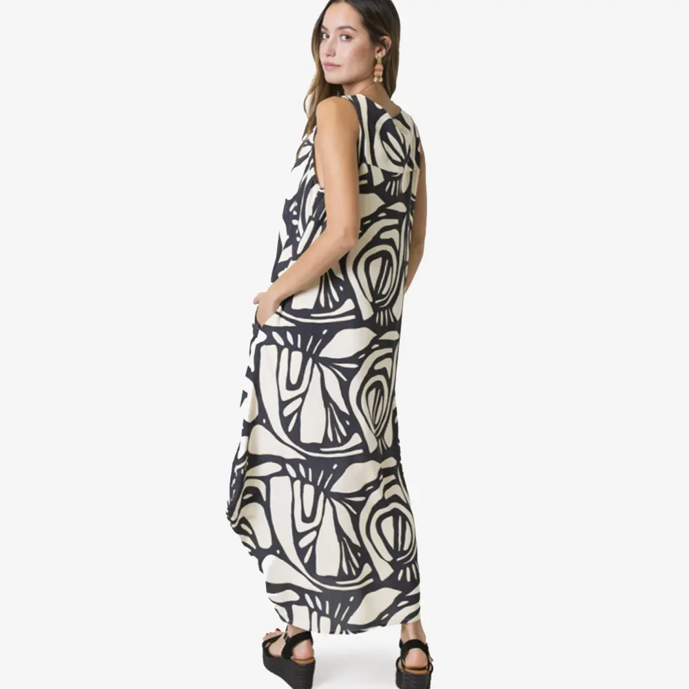 Tantrend Ασύμμετρο Μάξι Φόρεμα Oversized Ασπρόμαυρο 23 Λεπτομέρεια λαιμόκοψης V σε ασπρόμαυρο αμάνικο φόρεμα Tantrend