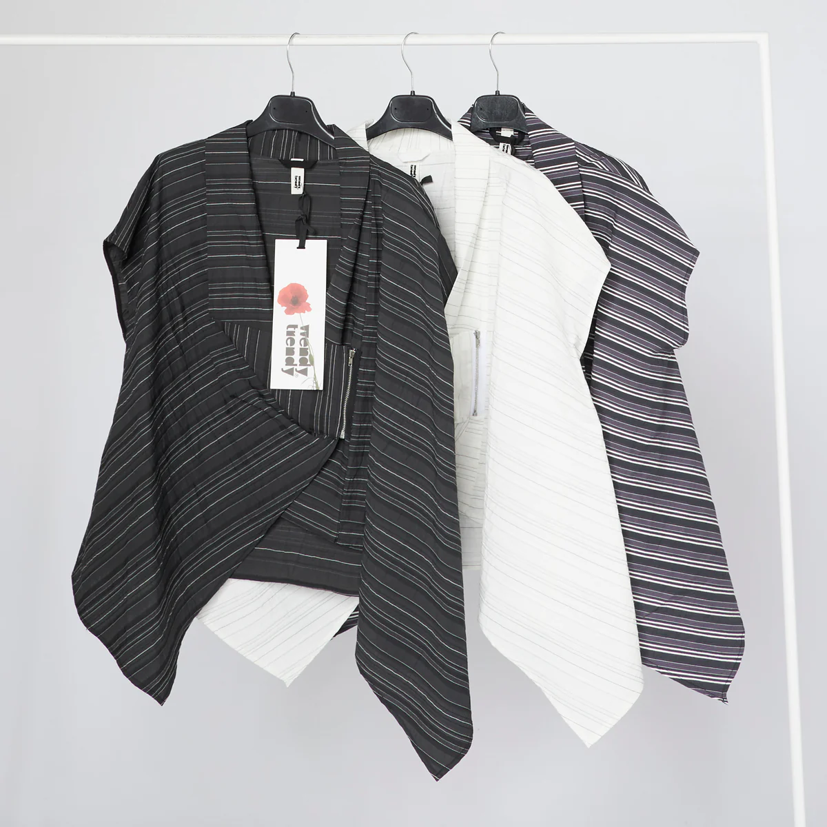 250627white Λευκή γυναικεία ζακέτα Wendy Trendy με ρίγες και ασύμμετρο κόψιμο