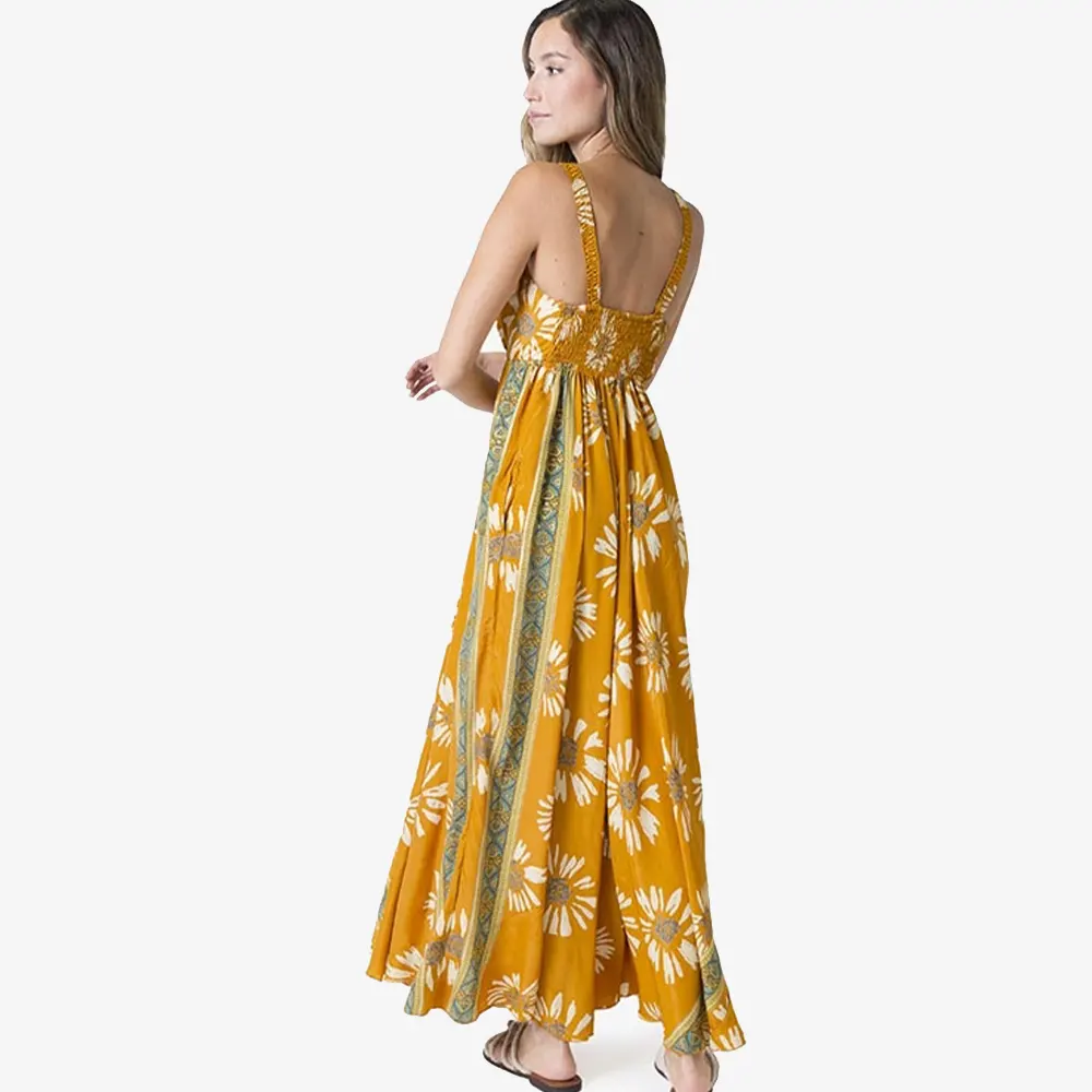 Tantrend "Boho Soul" Sunflower dress 3 Πίσω όψη από μάξι φόρεμα Tantrend με ελαστική κυψελωτή πλάτη σφηκοφωλιά και χρυσότυπο μοτίβο