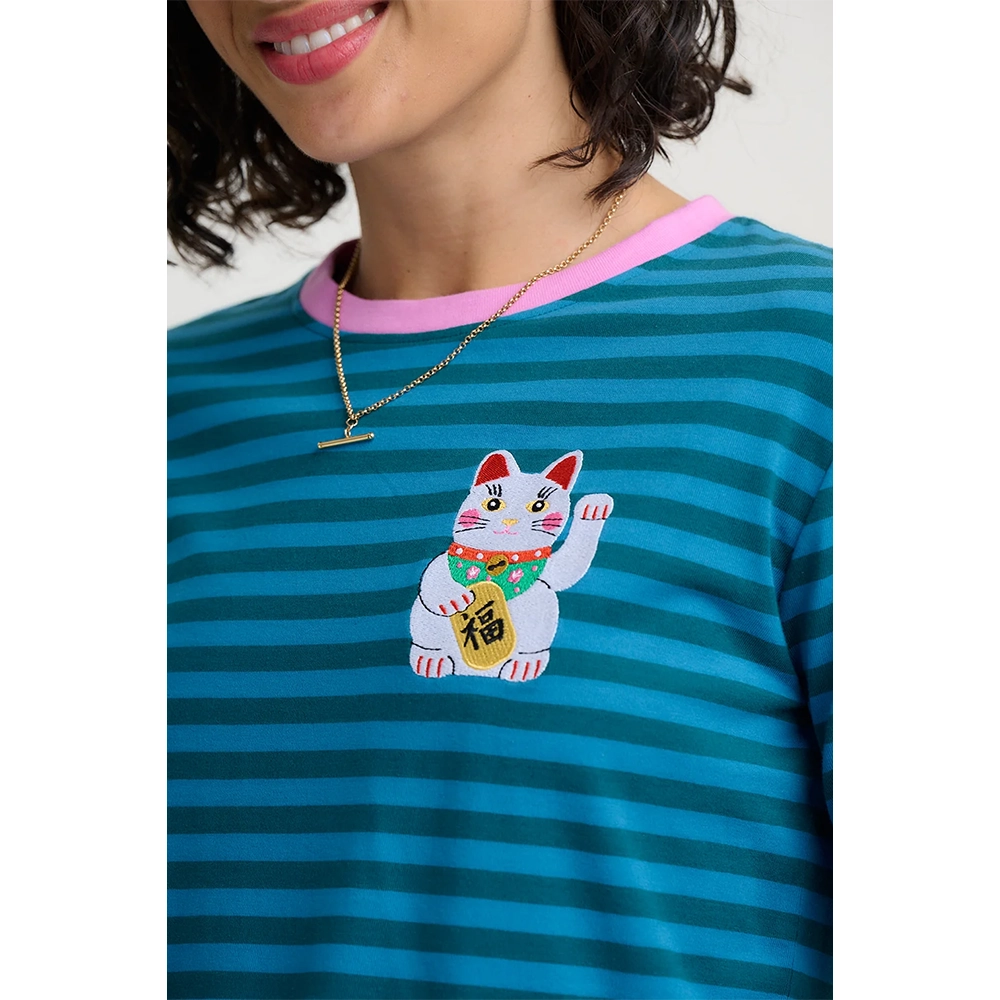 Brunswick Jersey Top-detail Λεπτομέρεια κεντήματος Lucky Cat στο στήθος σε ριγέ μπλούζα Sugarhill Brighton