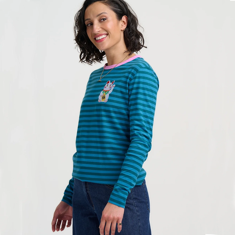 Brunswick Jersey Top-side Πλαϊνή όψη μοντέλου με ριγέ βαμβακερή μπλούζα Sugarhill Brighton Brunswick Lucky Cat