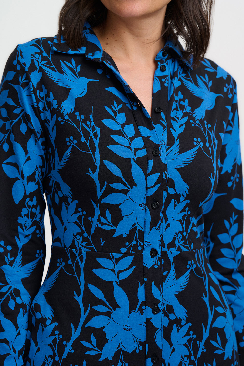 Sylvia-Jersey-Midi-Shirt-Dress-Black-Hummingbird-Detail Κοντινό πλάνο γιακά και μοτίβου με μπλε κολιμπρί στο φόρεμα Sugarhill Brighton Sylvia