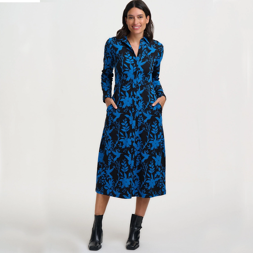 Sylvia-Jersey-Midi-Shirt-Dress-Black-Hummingbird-Front-POckets Γυναικείο midi φόρεμα Sugarhill Brighton Sylvia Black Hummingbird φορεμένο σε μοντέλο