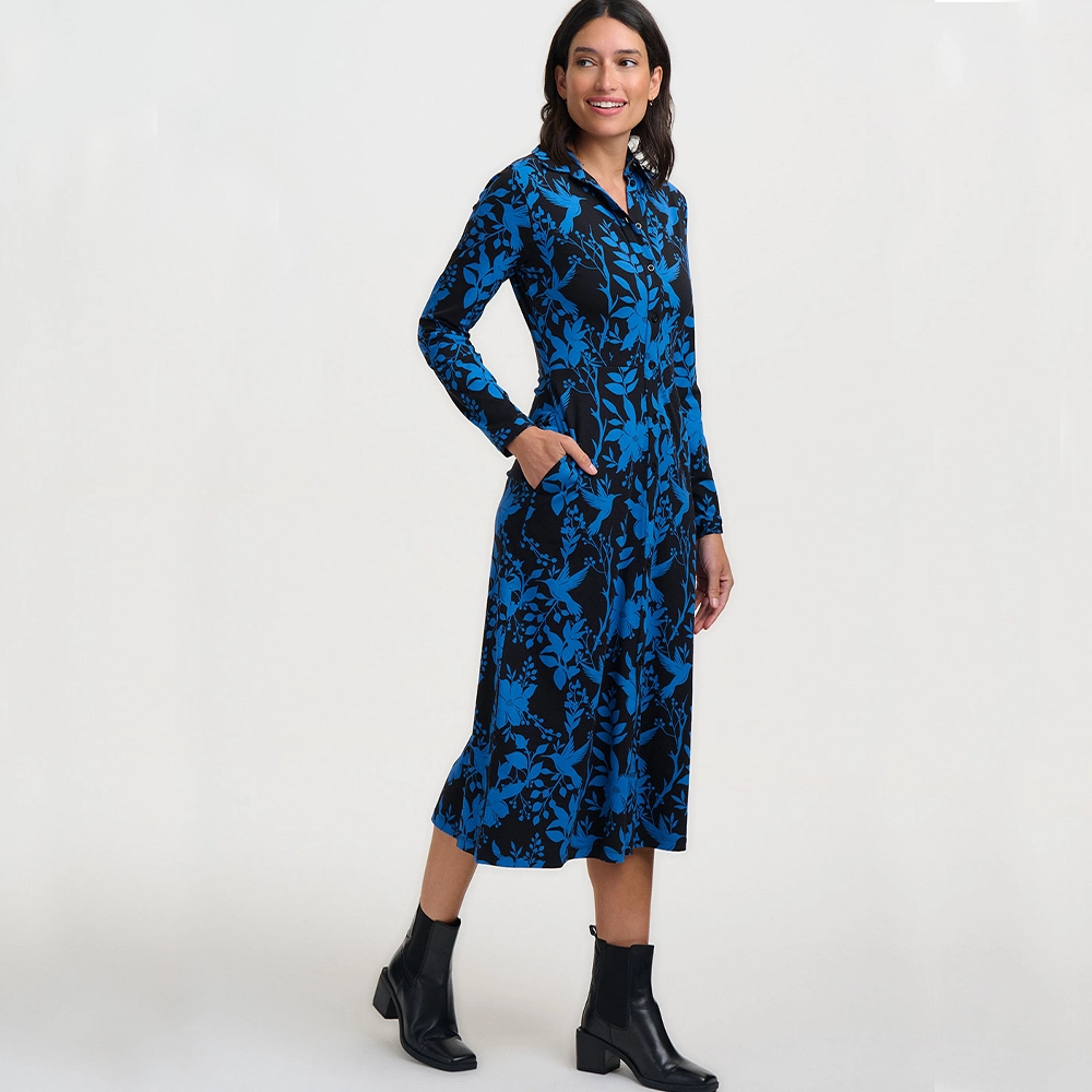 Sylvia-Jersey-Midi-Shirt-Dress-Black-Hummingbird-Side Πλαϊνή όψη Sugarhill Brighton Sylvia midi φορέματος με τσέπες συνδυασμένο με μαύρα μποτάκια