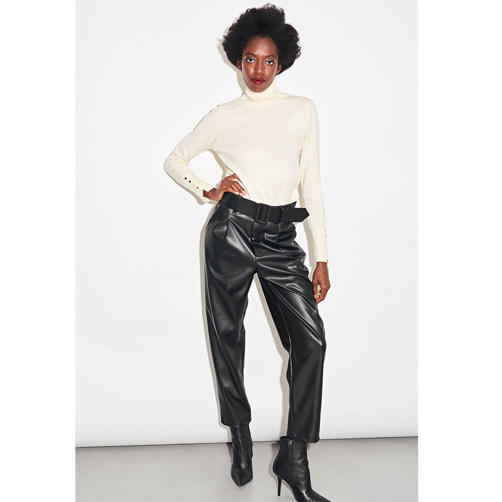 Mid-rise black leather pants – €22.50