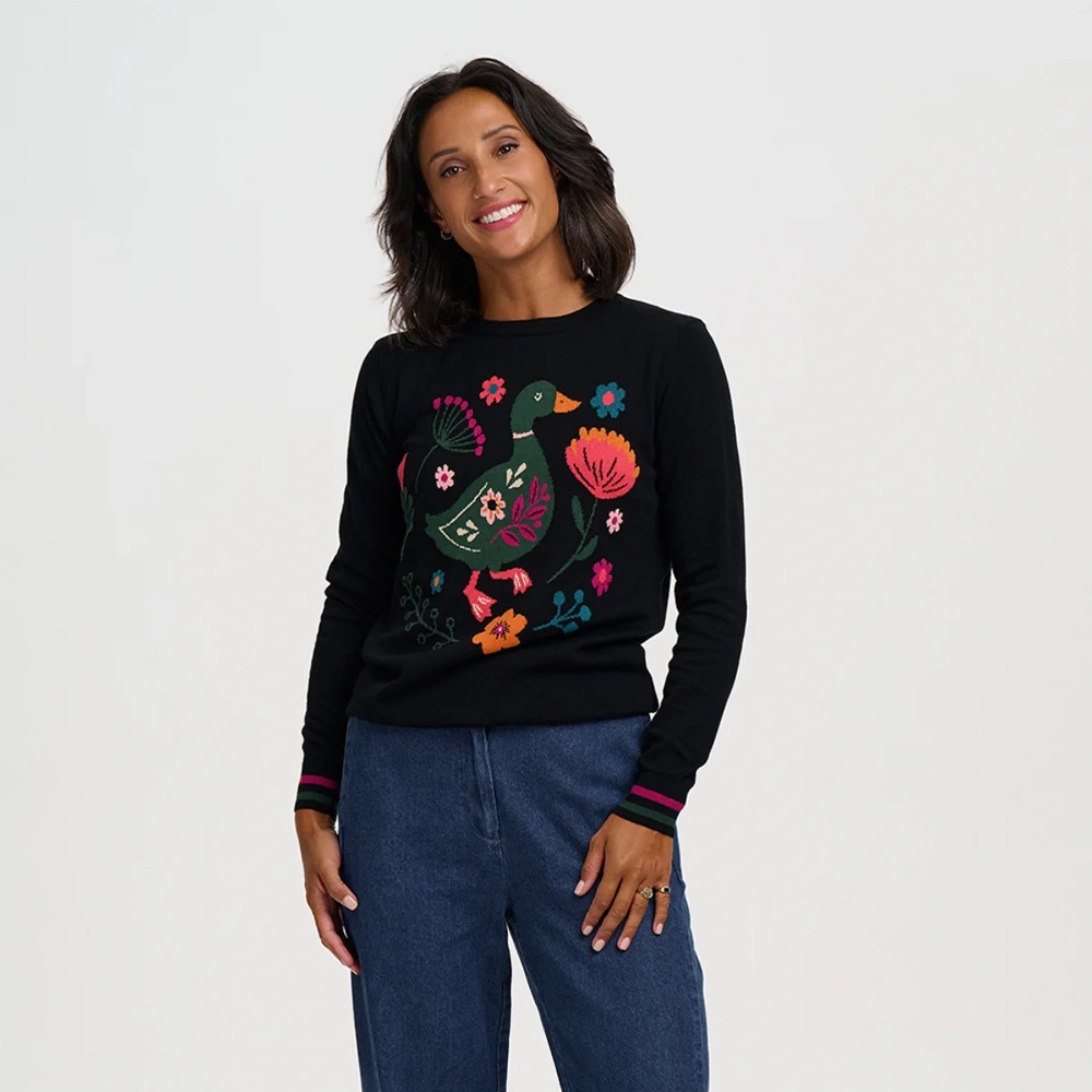 rita-jumper-sort-strik-and-sugarhill-brighton_front Μοντέλο με μαύρο πλεκτό πουλόβερ Sugarhill Brighton Rita Duck και τζιν παντελόνι