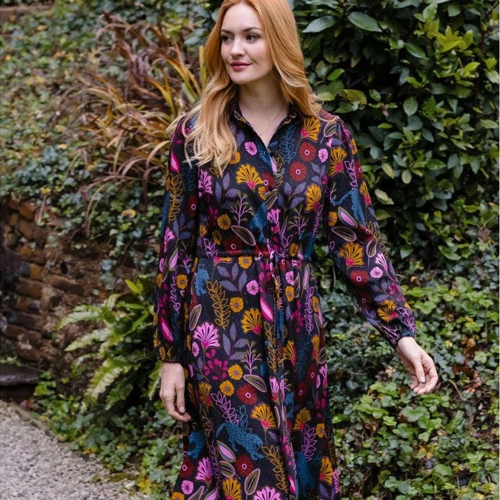 sugarhill-Black-Dottie-Maxi-Shirt-Dress-Jungle model Sugarhill Brighton Dottie maxi φόρεμα πουκαμίσα με τροπικό jungle print