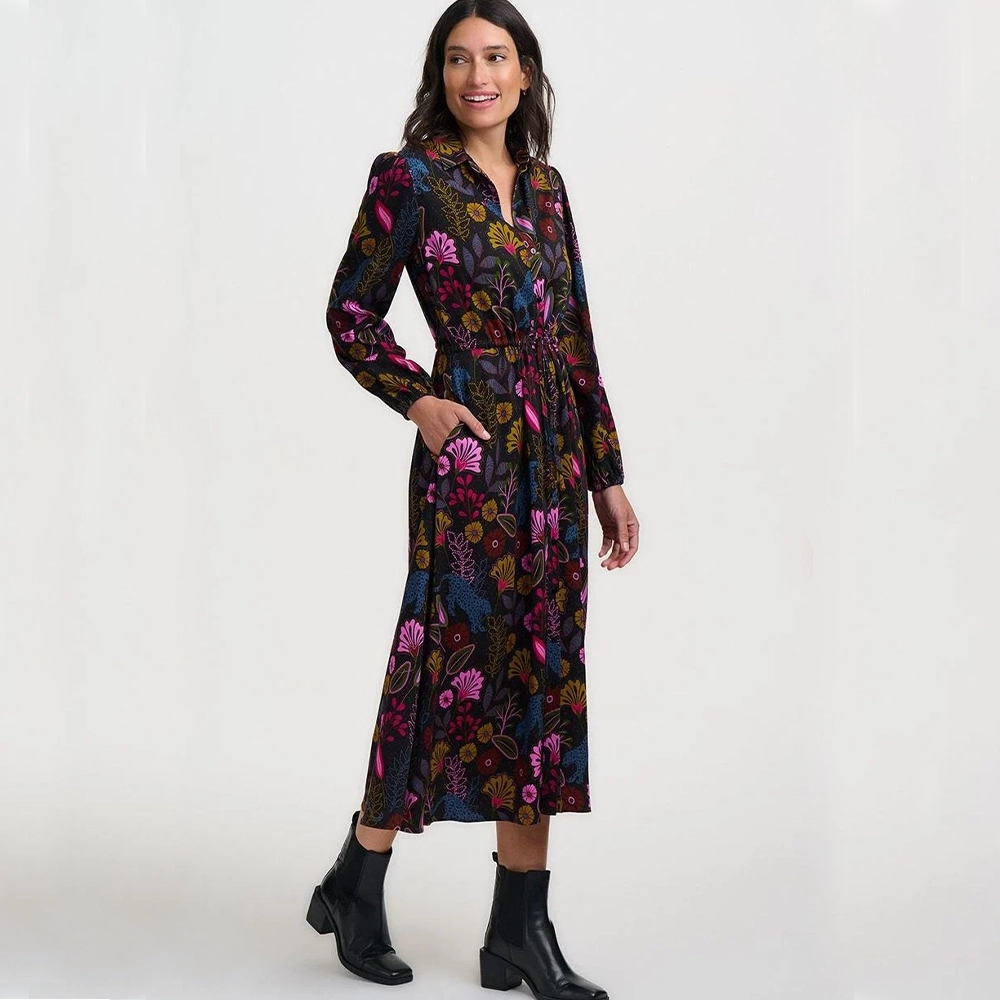 sugarhill-Black-Dottie-Maxi-Shirt-Dress-Jungle side Πλαϊνή όψη με τσέπες Sugarhill Brighton Dottie maxi φορέματος με τροπικό μοτίβο